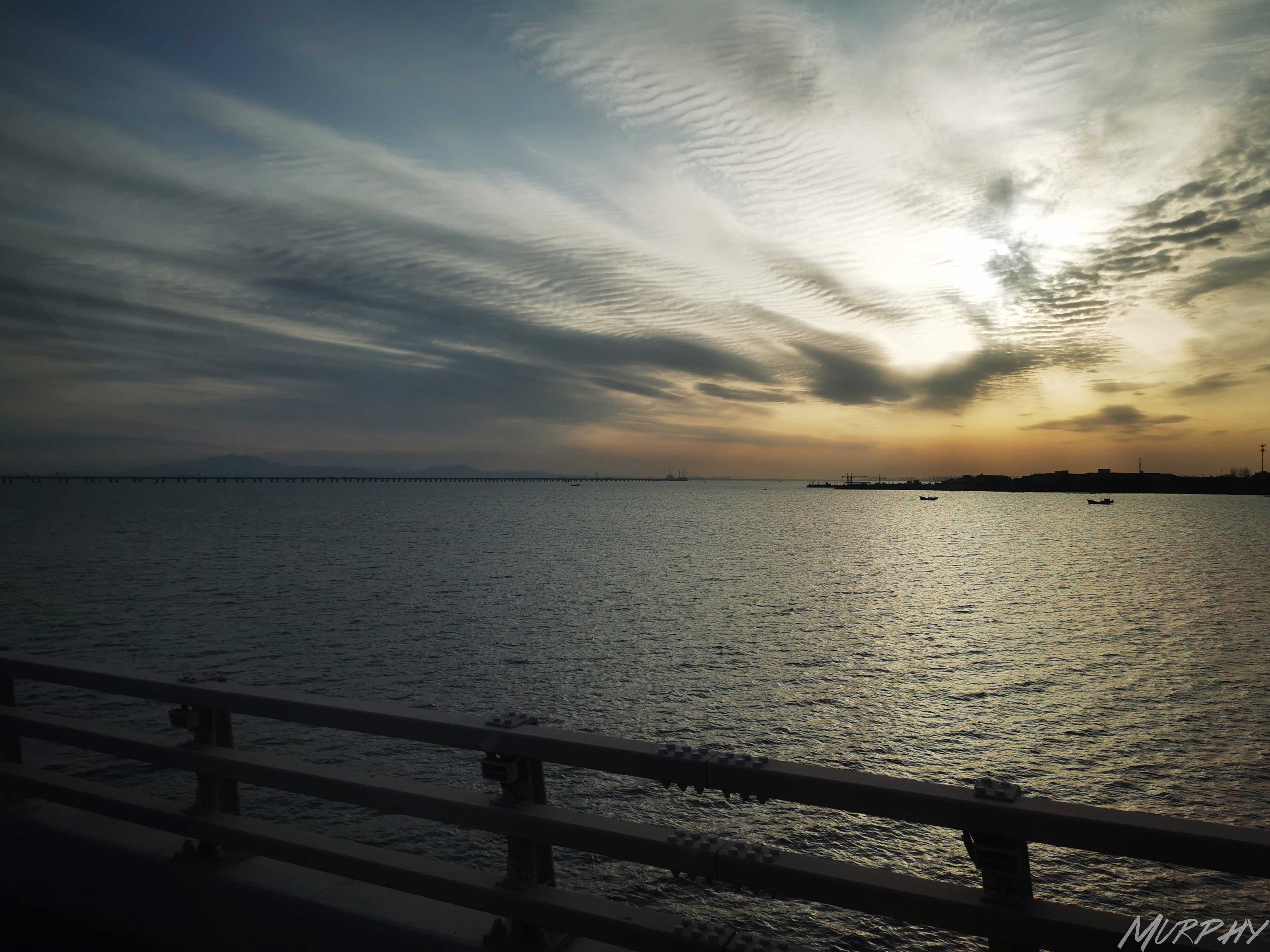 青岛胶州湾跨海大桥上的日落余晖